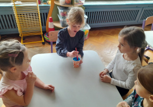 Dzieci przygotowują lodowe farby