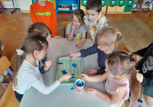 Dzieci przygotowują lodowe farby