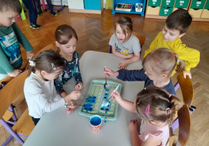 Dzieci przygotowują lodowe farby