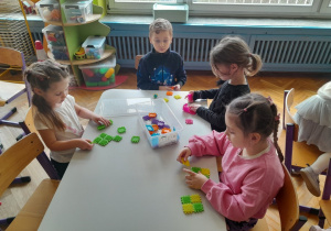 Dzieci budują z klocków kolorowe domki