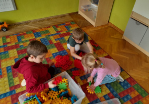 Dzieci budują z klocków kolorowe domki