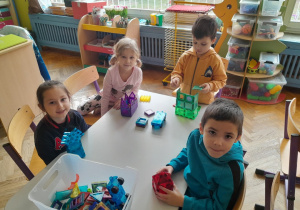 Dzieci budują z klocków kolorowe domki