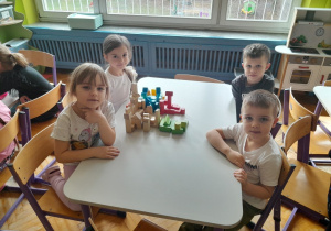 Dzieci budują z klocków kolorowe domki