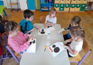 Dzieci tworzą pracę plastyczną - pingwiny