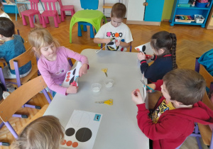 Dzieci tworzą pracę plastyczną - pingwiny