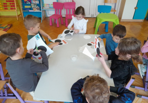 Dzieci tworzą pracę plastyczną - pingwiny