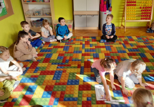 Dzieci poznają części ciała pingwina