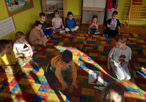 Dzieci poznają części ciała pingwina