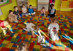 Dzieci poznają części ciała pingwina