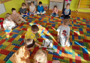 Dzieci poznają części ciała pingwina