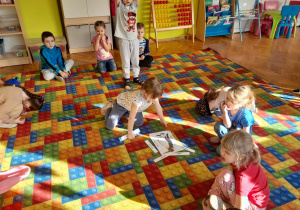 Dzieci poznają części ciała pingwina