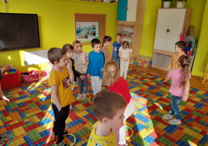 Dzieci podczas zabaw ruchowych