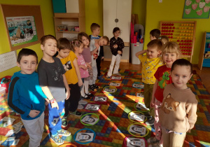 Dzieci podczas zabaw matematycznych