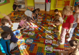 Dzieci podczas zabaw matematycznych