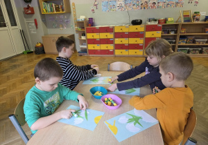 dzieci tworzą prace plastyczne - wiosennych kwiatów