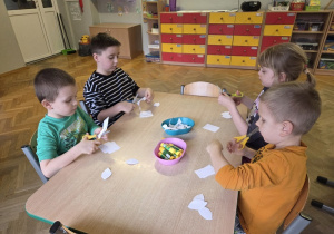 dzieci tworzą prace plastyczne - wiosennych kwiatów