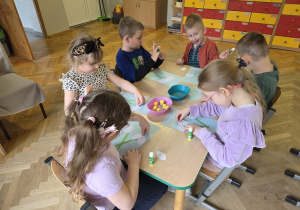 dzieci tworzą prace plastyczne - wiosennych kwiatów