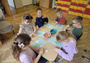 dzieci tworzą prace plastyczne - wiosennych kwiatów