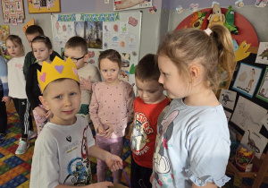 dzieci składają życzenia