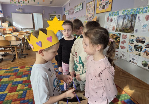 dzieci składają życzenia