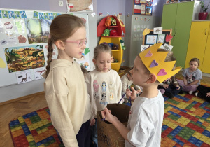 dzieci składają życzenia