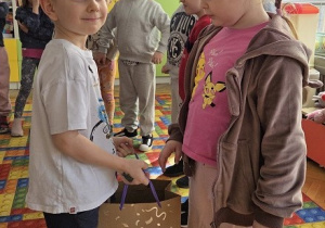 dzieci składają życzenia