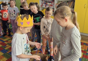 dzieci składają życzenia