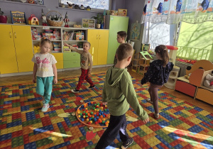 zabawy ruchowe -dzień dinozaura