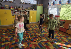 zabawy ruchowe -dzień dinozaura