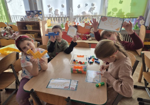 zabawa - układamy dinozaury z klocków