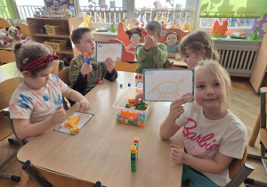 zabawa - układamy dinozaury z klocków