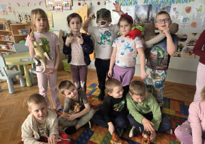 wspólne zdjęcie z dinozaurami