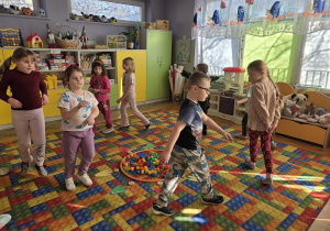 zabawa - zadania z dinozaurem