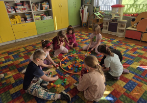 zabawa - nakarm dinozaura