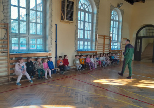 Dzieci na sali gimnastycznej