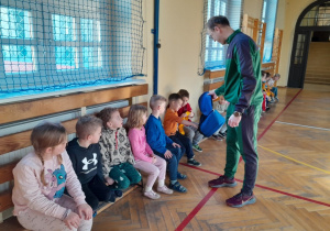 Dzieci na sali gimnastycznej