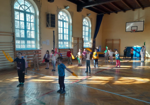 Dzieci podczas zabaw ruchowych na sali gimnastycznej