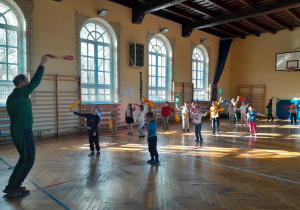 Dzieci podczas zabaw ruchowych na sali gimnastycznej