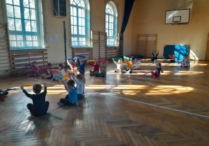 Dzieci podczas zabaw ruchowych na sali gimnastycznej