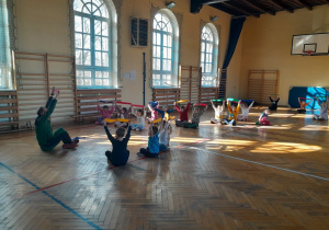 Dzieci podczas zabaw ruchowych na sali gimnastycznej