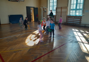 Dzieci podczas zabaw ruchowych na sali gimnastycznej