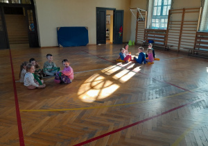 Dzieci podczas zabaw ruchowych na sali gimnastycznej