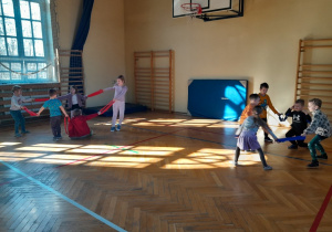 Dzieci podczas zabaw ruchowych na sali gimnastycznej