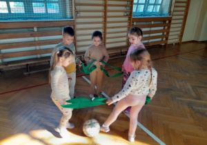 Dzieci podczas zabaw ruchowych na sali gimnastycznej