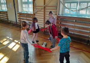 Dzieci podczas zabaw ruchowych na sali gimnastycznej