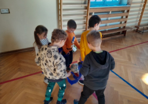 Dzieci podczas zabaw ruchowych na sali gimnastycznej