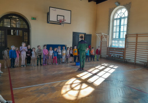 Dzieci na sali gimnastycznej