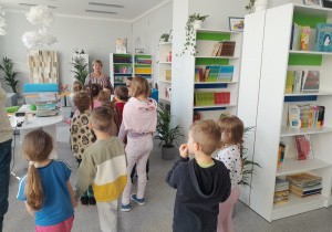 Dzieci zwiedzają bibliotekę