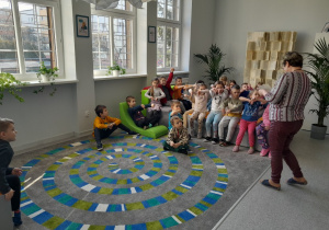 Dzieci zwiedzają bibliotekę