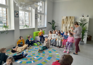 Dzieci zwiedzają bibliotekę